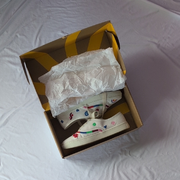 Colorful Embroidered Women's Sneakers - Picture 6 of 9